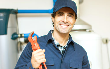 fontanero con llave inglesa