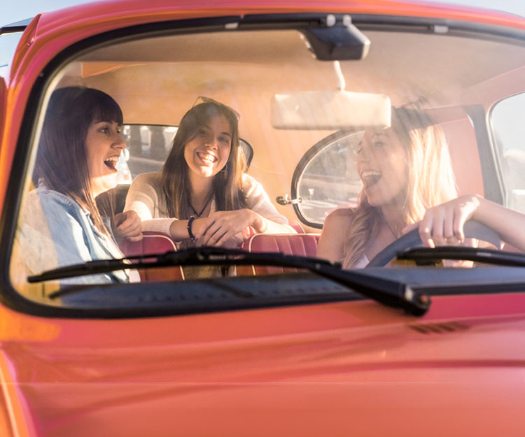 tres jóvenes riendo en el coche