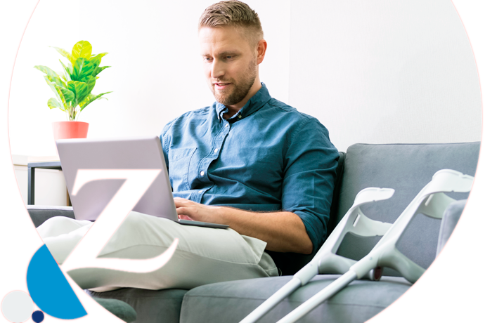 persona con muletas sentada en el sofá