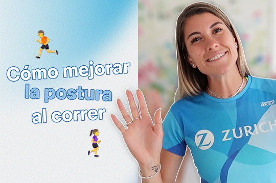 Chica con una mano levantada