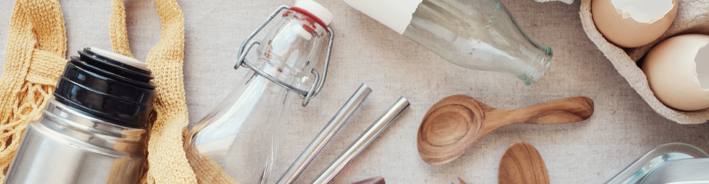 Utensilios de cocina de cristal y madera sobre una mesa