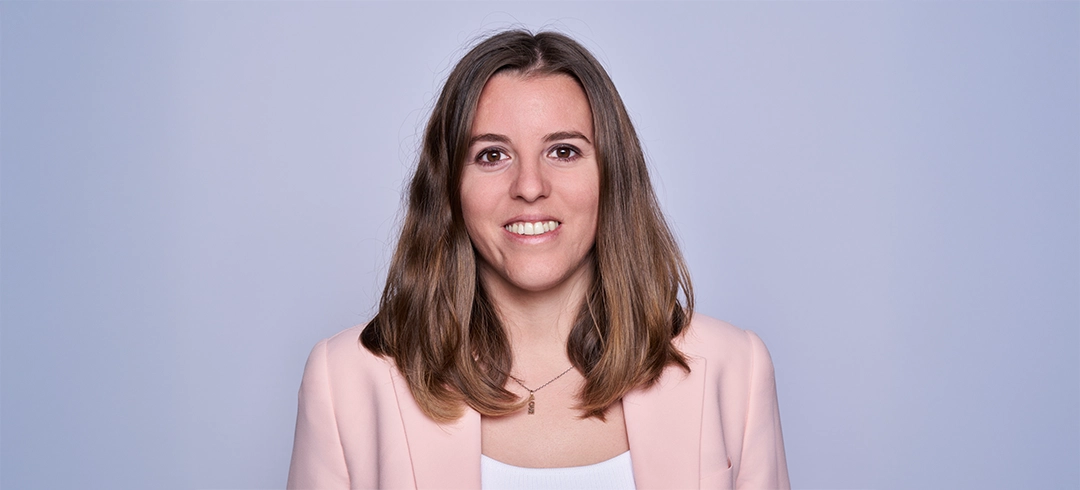 Anna Torres posando para la fotografía con un fondo gris