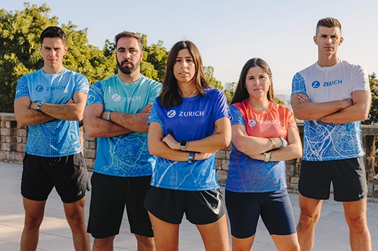 Cinco corredores con las nuevas camisetas de running de Zurich Seguros